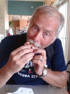 leon eating his first guedille